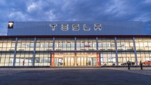 テスラ、中国国内一等地のショールームを一部閉鎖へ