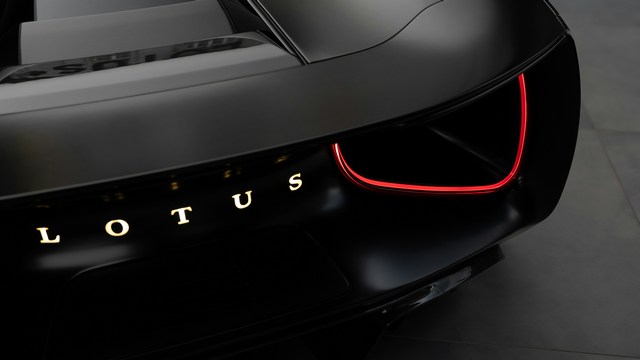 ロータス、全面EV化を撤回――V8復活とガソリン車再強化で「マルチパワトレイン路線」へ転換
